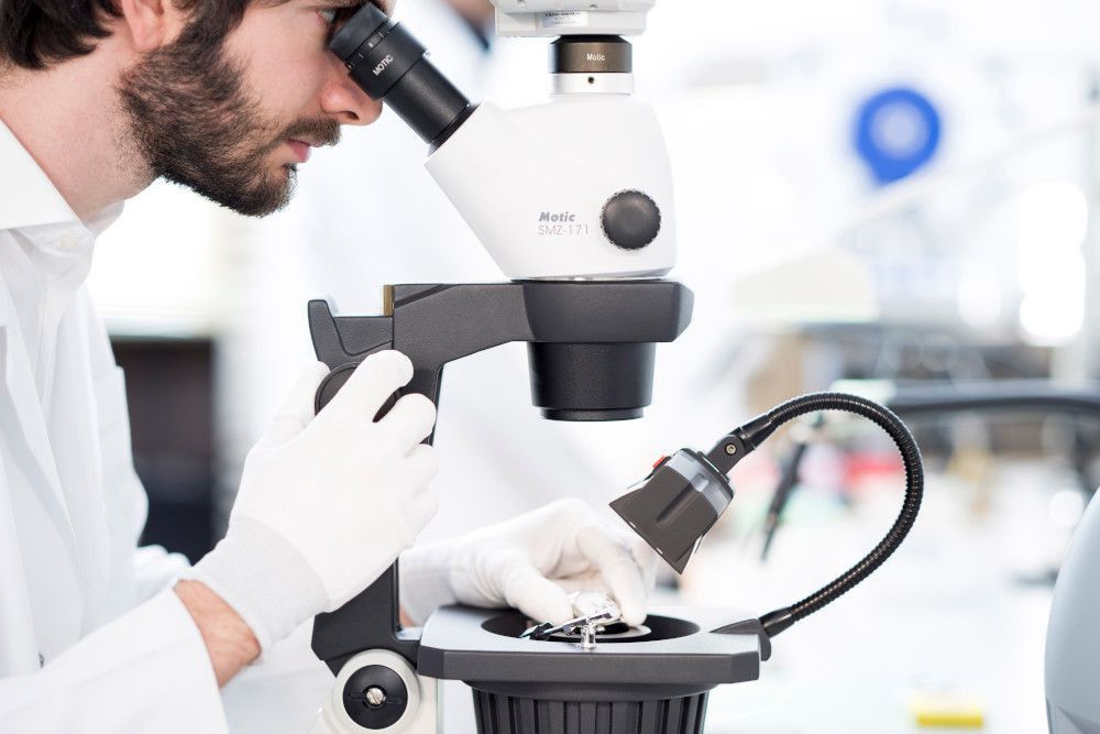 Strumentazione di precisione per riparazione orologi di lusso Rolex Laboratorio orologeria - Tecnici autorizzati Rolex, Tudor, Cartier e Boume et Mercier specializzati per riparazione orologi di lusso - Revisione Rolex 