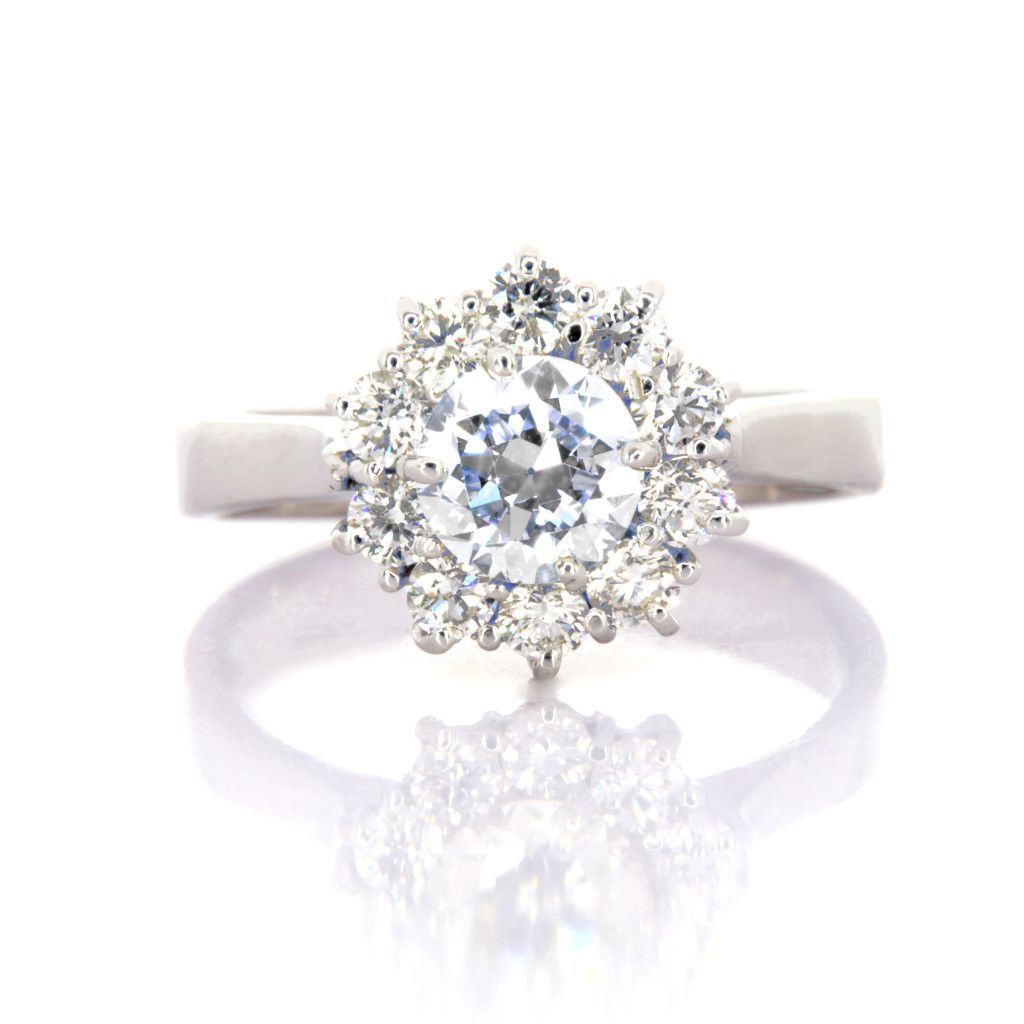 Collezione Lipari Solitario in oro bianco 18Kt gr ≃ 4,00 e giro brillanti Kt0,5 F/G VVS