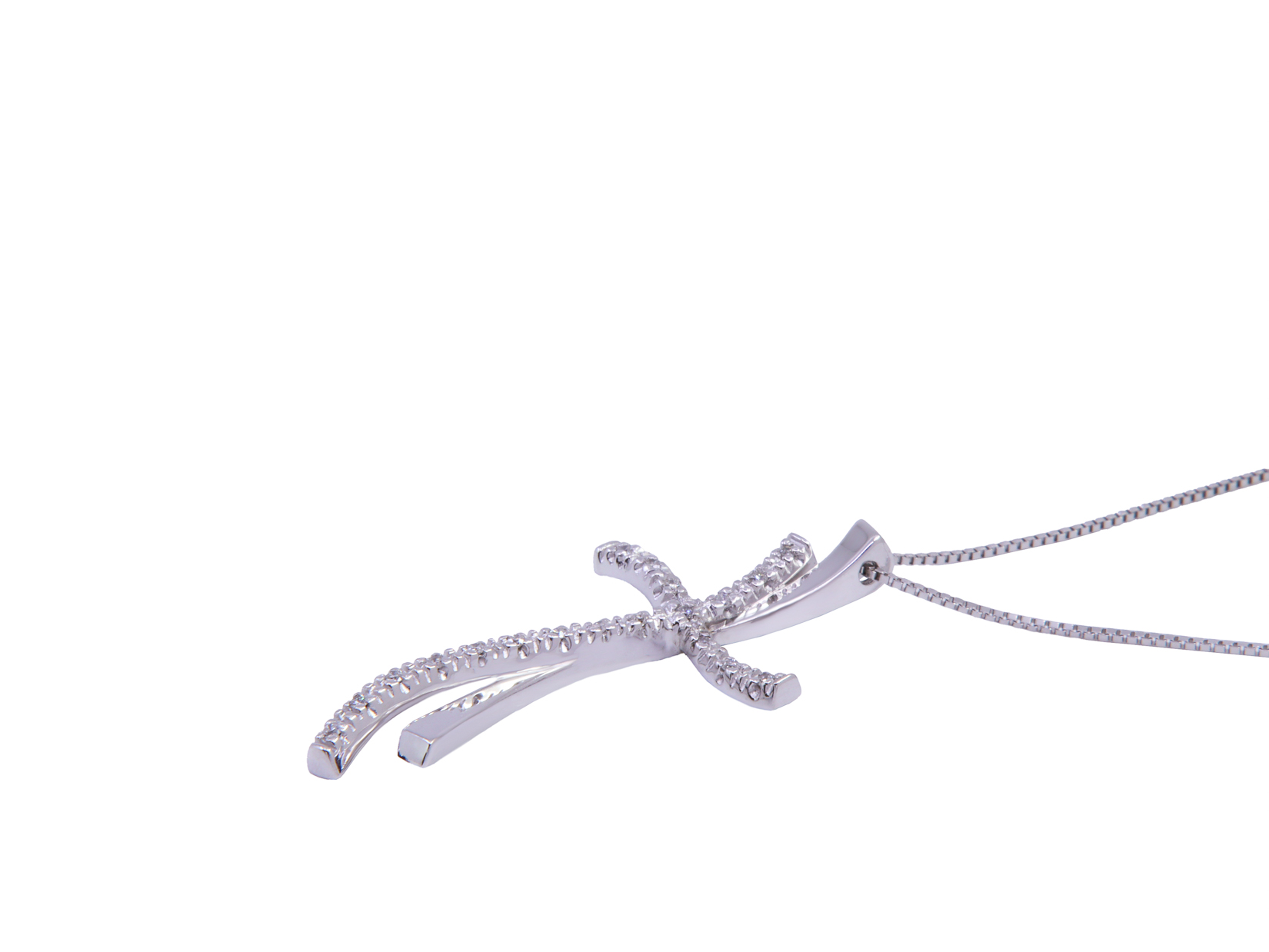 Collana con croce in oro bianco a titolo 750/°°° di grammi 5.70 con dei piccoli diamantini per un totale di carati 0.13 colore H
