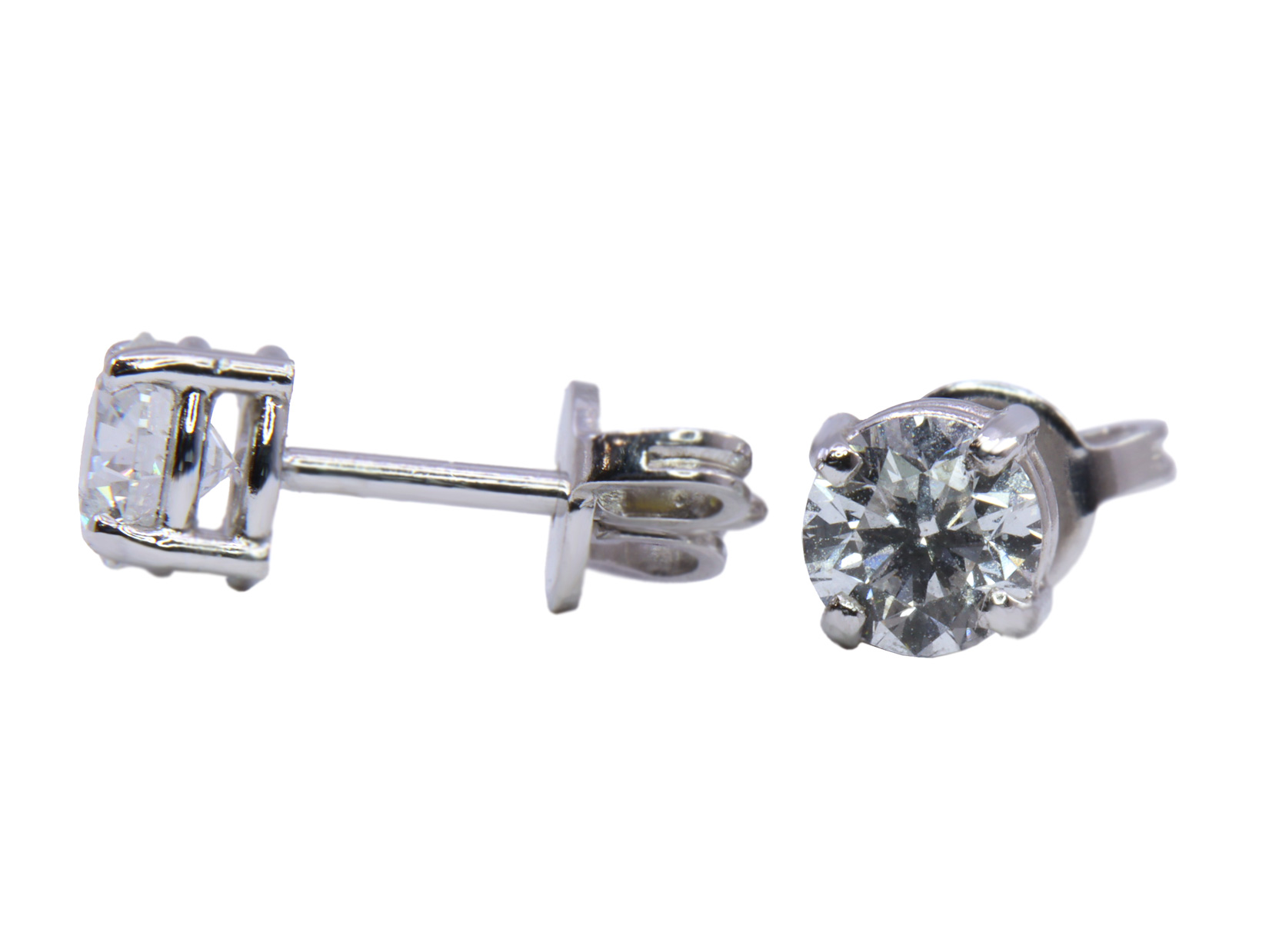 Orecchini in oro bianco  a titolo 750/°°° di grammi 1.60 con due diamanti naturali di carati 0.45 cad.