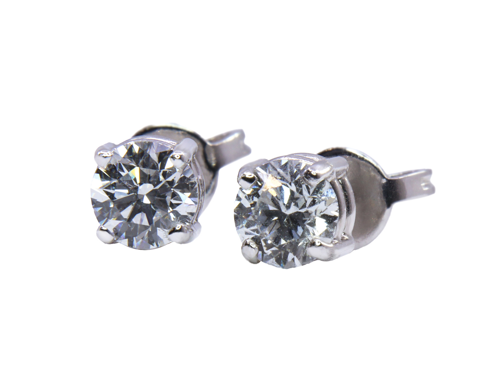 Orecchini in oro bianco  a titolo 750/°°° di grammi 1.60 con due diamanti naturali di carati 0.45 cad.