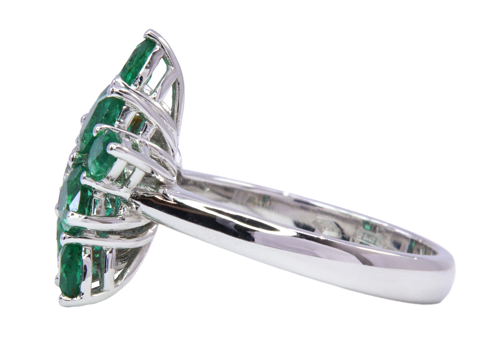 Anello in oro bianco 750/°°° di grammi 6.20 com smeraldi ct 2.18 e diamante ct 0.18 F/G vs1