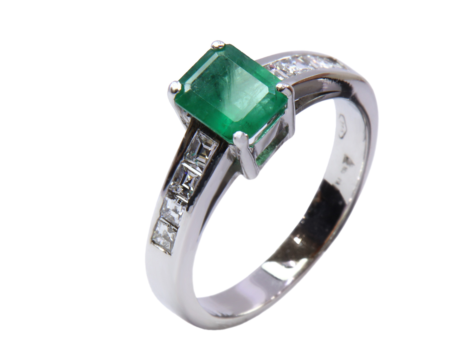 Anello in oro bianco a titolo 750/°°° di grammi 4.50 con uno smeraldo di ct 0.93 edei diamanti taglio princes per un totale di ct 0.43