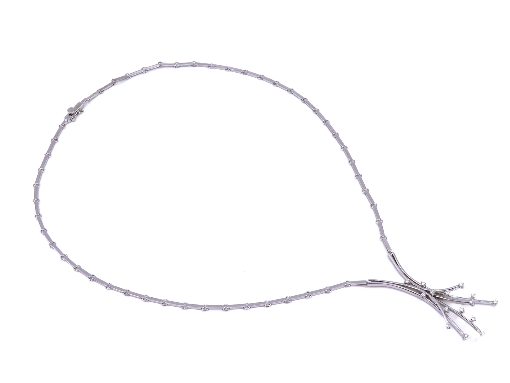 Collana in oro bianco a titolo 750/°°° di grammi 18.00 con dei piccoli diamantini