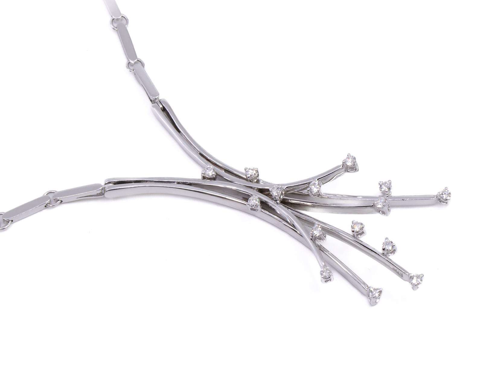 Collana in oro bianco a titolo 750/°°° di grammi 18.00 con dei piccoli diamantini