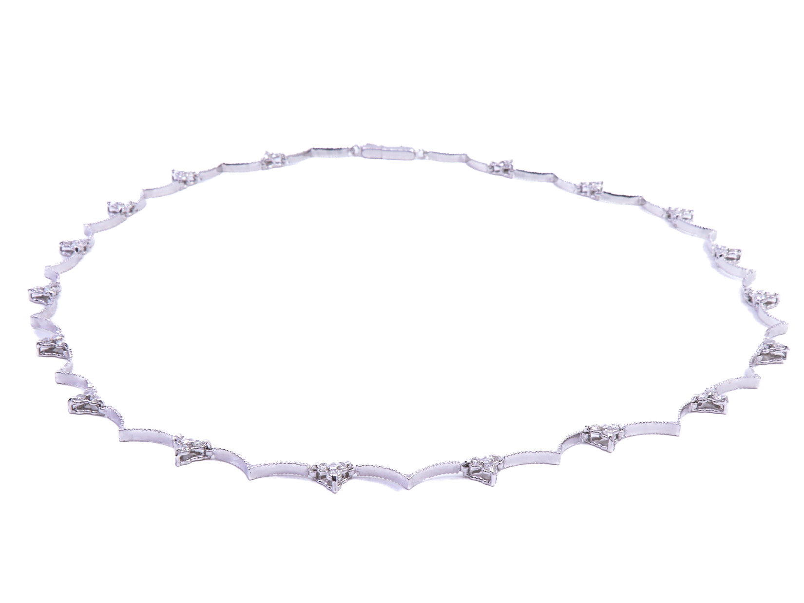 Girocollo in oro bianco a titolo 750/°°° di grammi 14.40 e dei piccoli diamantini