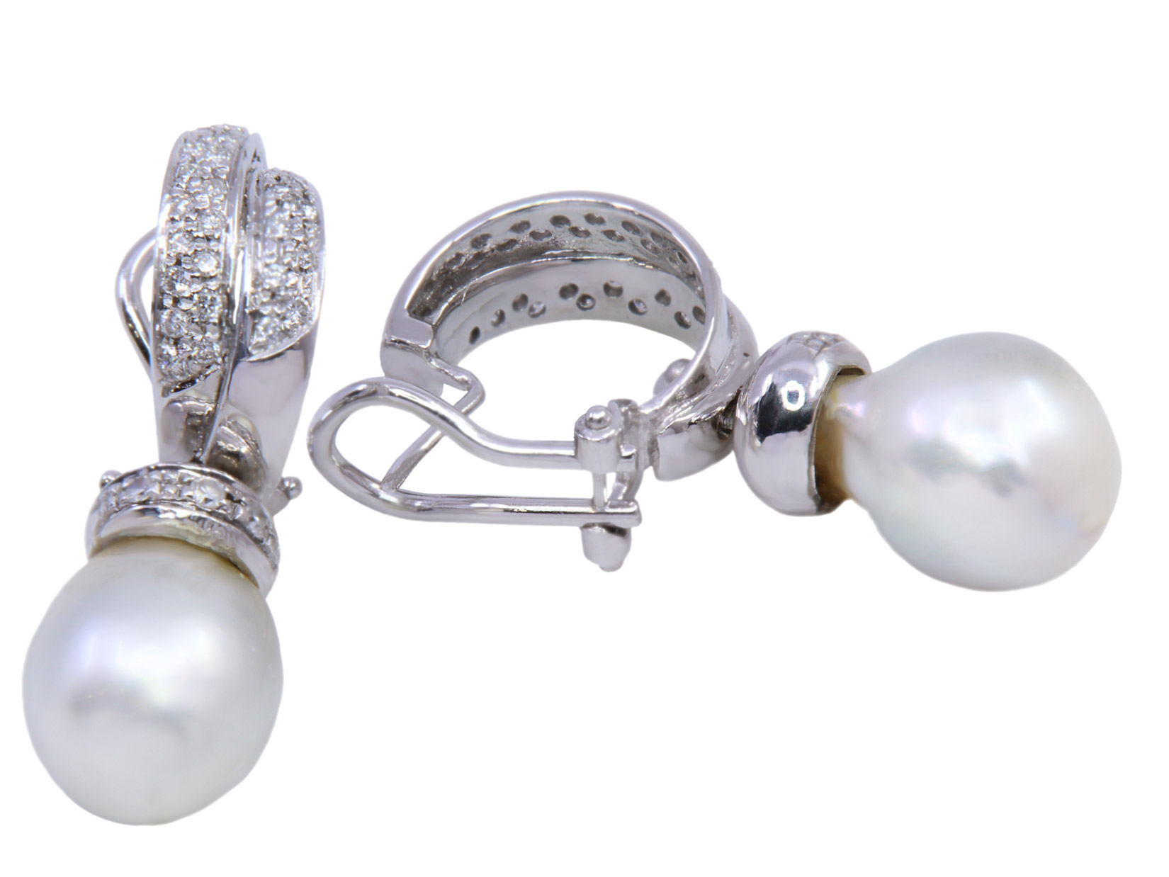 Orecchini in oro bianco a titolo 750/°°° (18 carati) di grammi complessivi 13.90 ( solo oro gr 9.60) con dei piccoli diamantini e due perle australiane