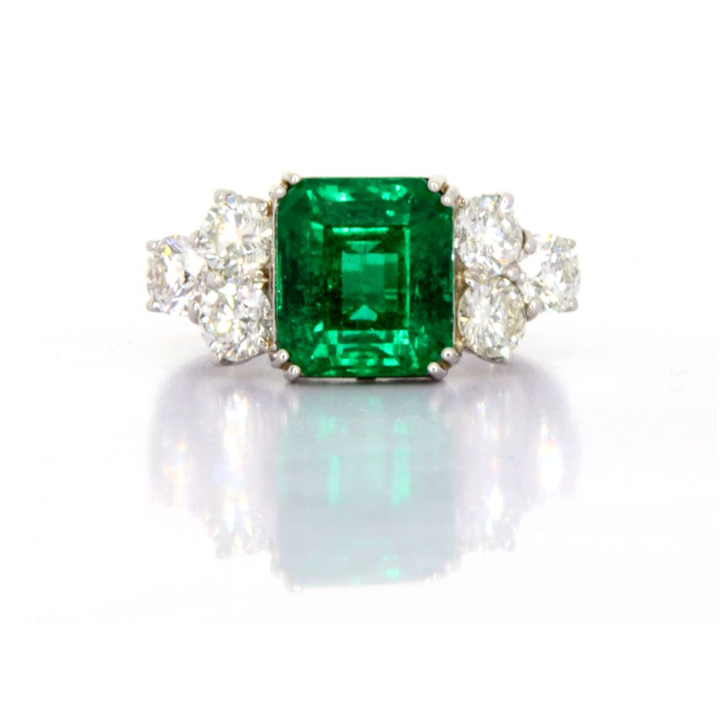 ANELLO CON SMERALDO 5CT E CONTORNO DIAM.