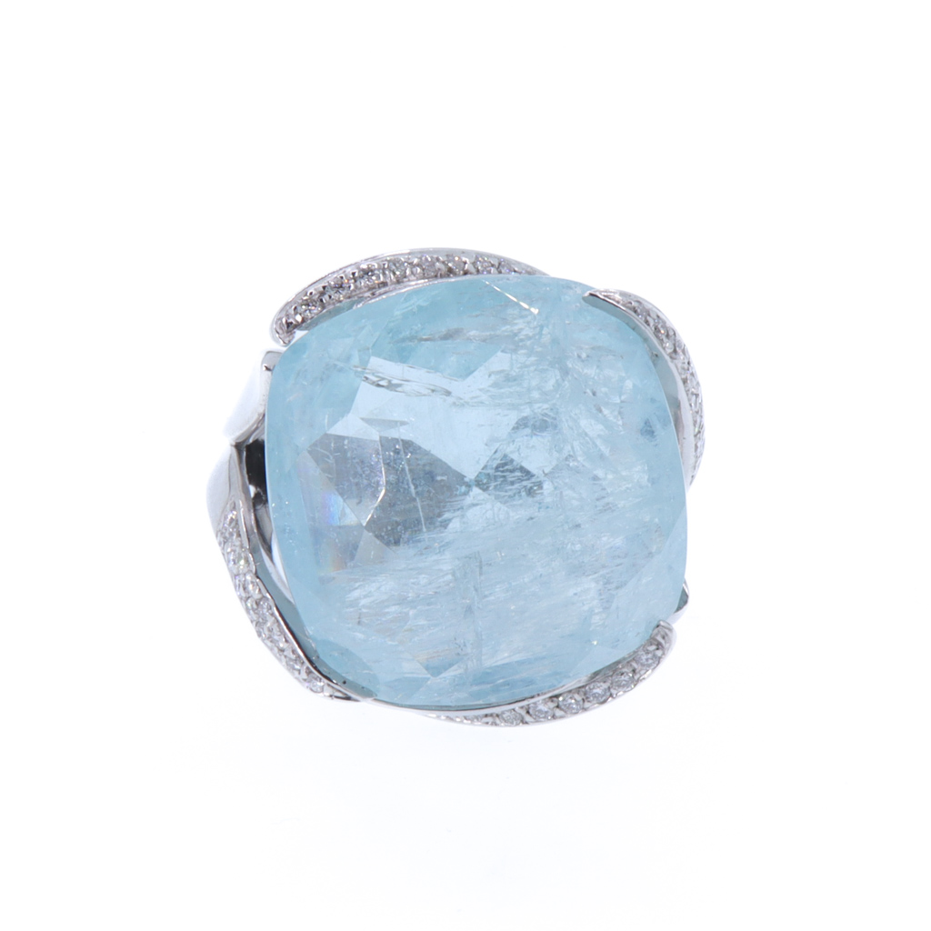 Anello in oro bianco 18kt con Acquamarina e piccoli brillanti ct. 0,50 circa, gr. 25,70 