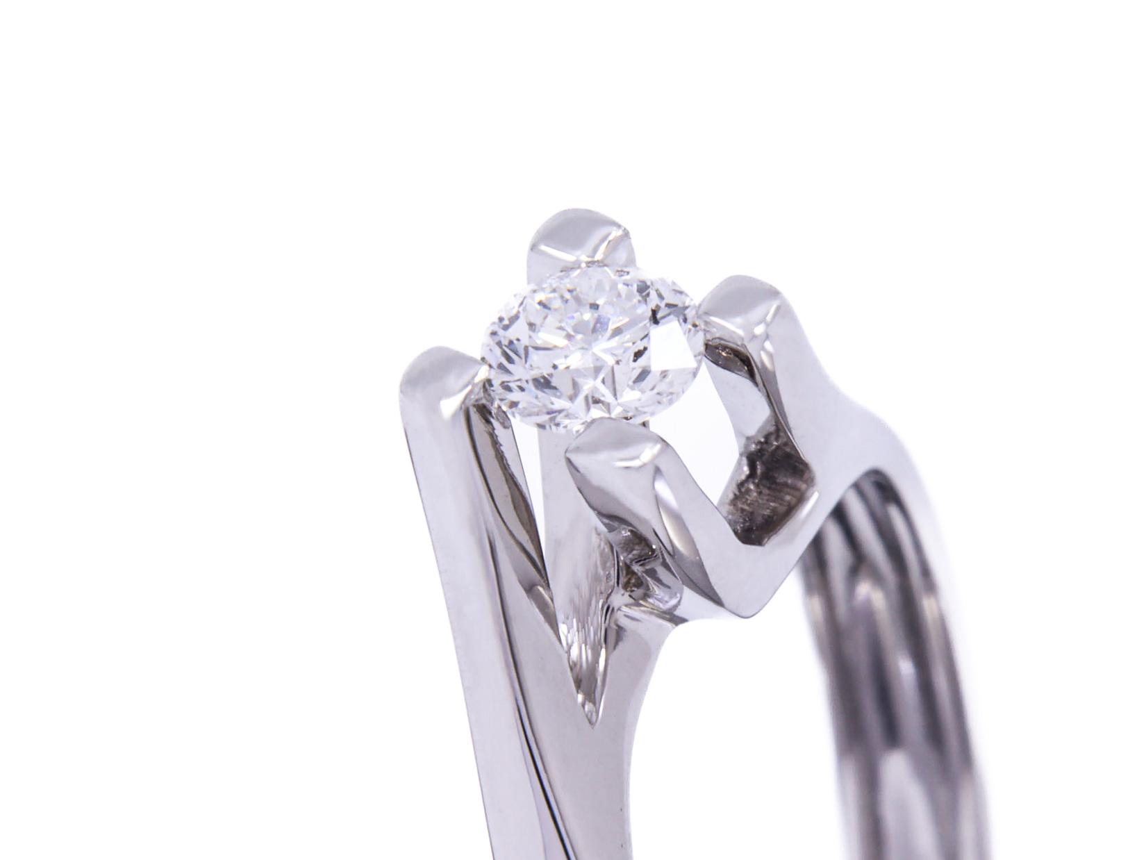 Anello in oro bianco a titolo 750/°°° di grammi 2.50 con un diamante naturale di carati 0.23 colore f  purezza VS1