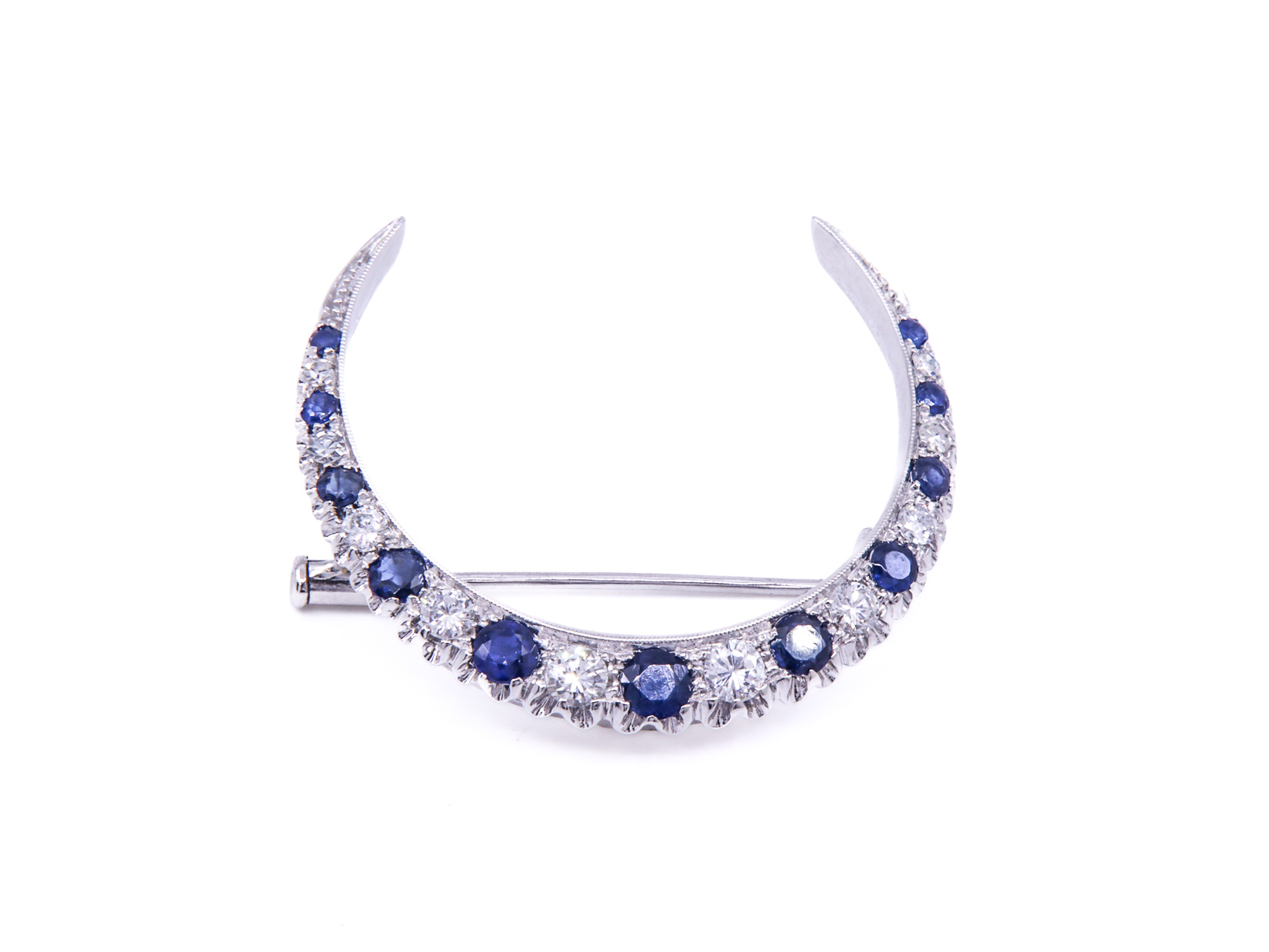 Spilla mezzaluna in oro bianco 18 kt. con brillanti e zaffiri 