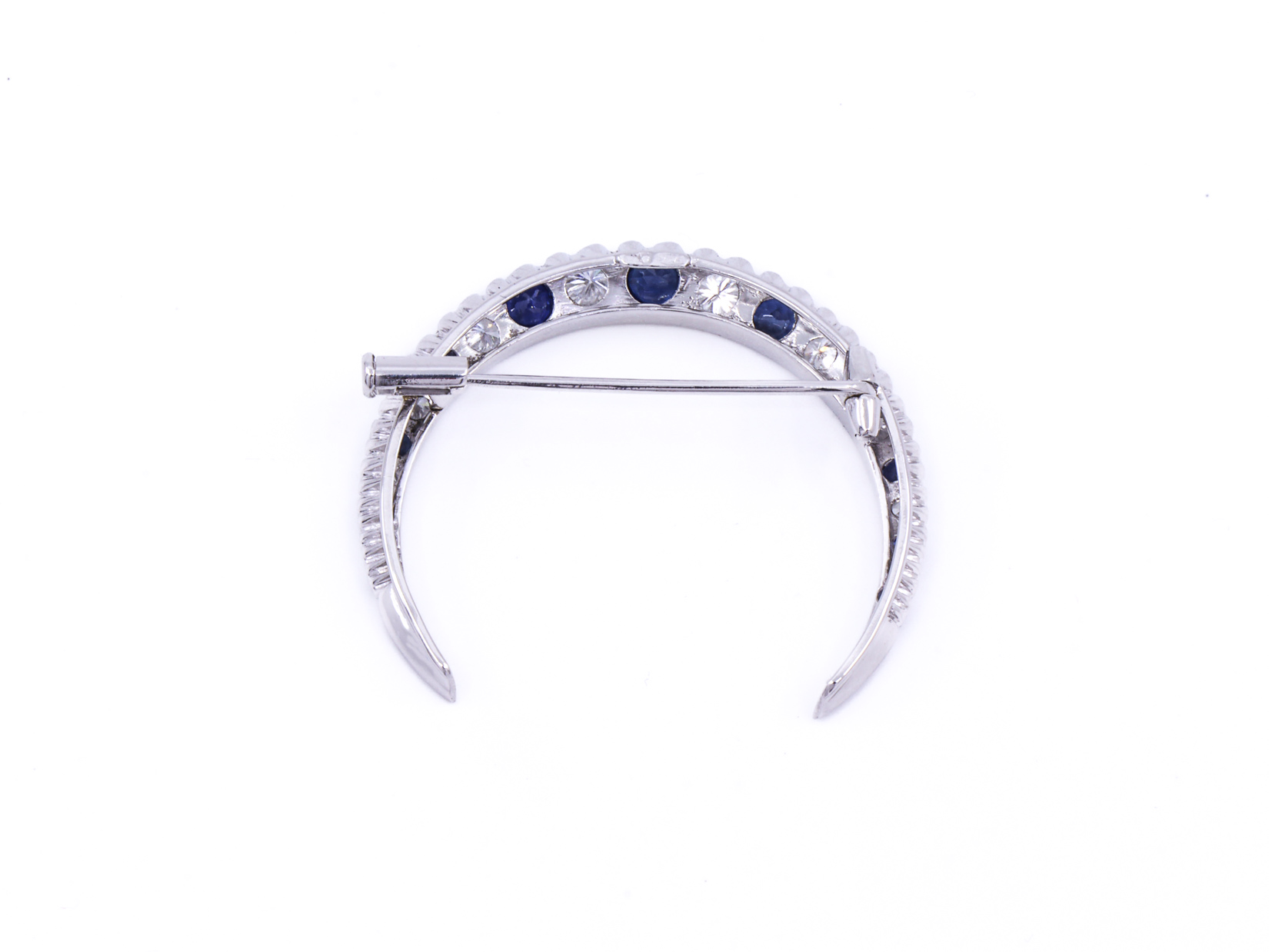 Spilla mezzaluna in oro bianco 18 kt. con brillanti e zaffiri 