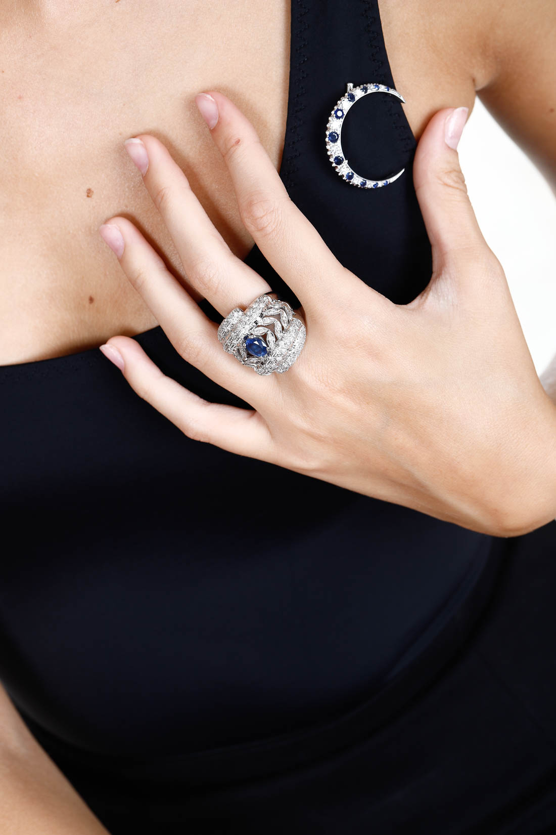 Spilla mezzaluna in oro bianco 18 kt. con brillanti e zaffiri 