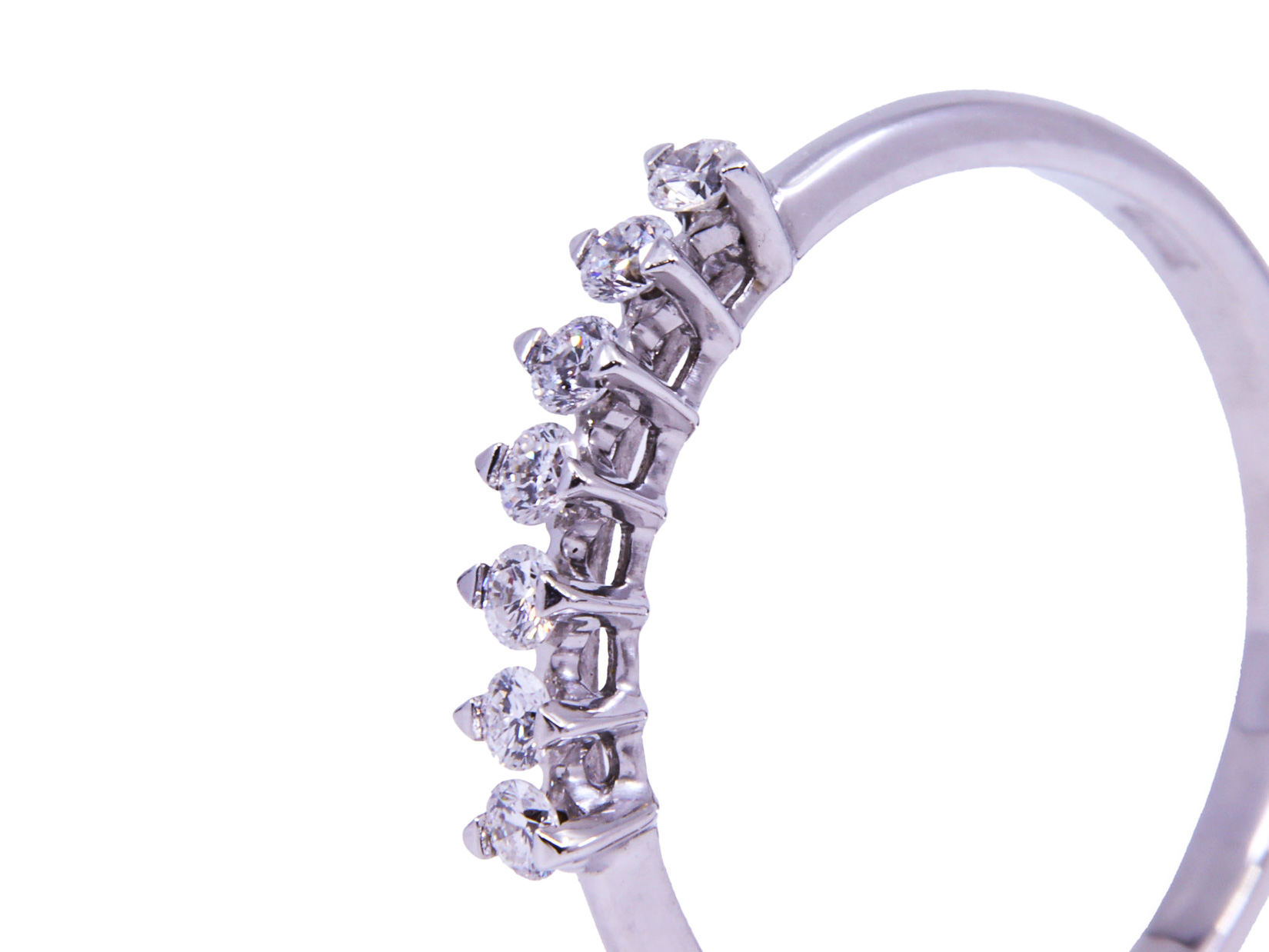 Anello veretta in oro bianco 18 carati con dei piccoli diamantini dal peso di 1.90