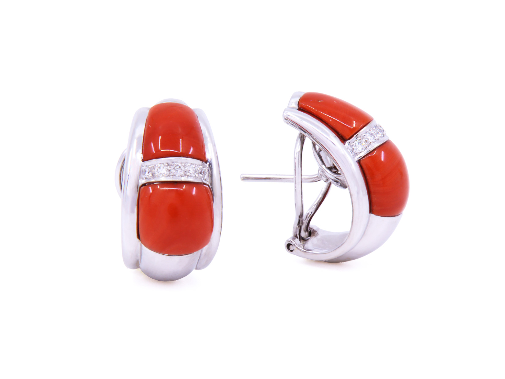 Orecchini in oro bianco titolo 750/°°° (18 kt) con corallo e piccole pietre bianche per grammi 16,7 ad euro 51,94 al grammo