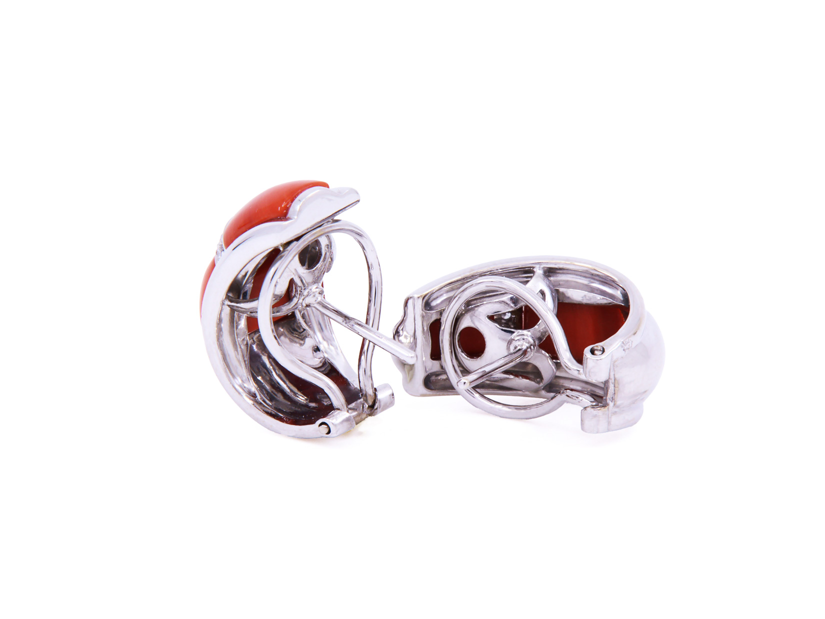 Orecchini in oro bianco titolo 750/°°° (18 kt) con corallo e piccole pietre bianche per grammi 16,7 ad euro 51,94 al grammo