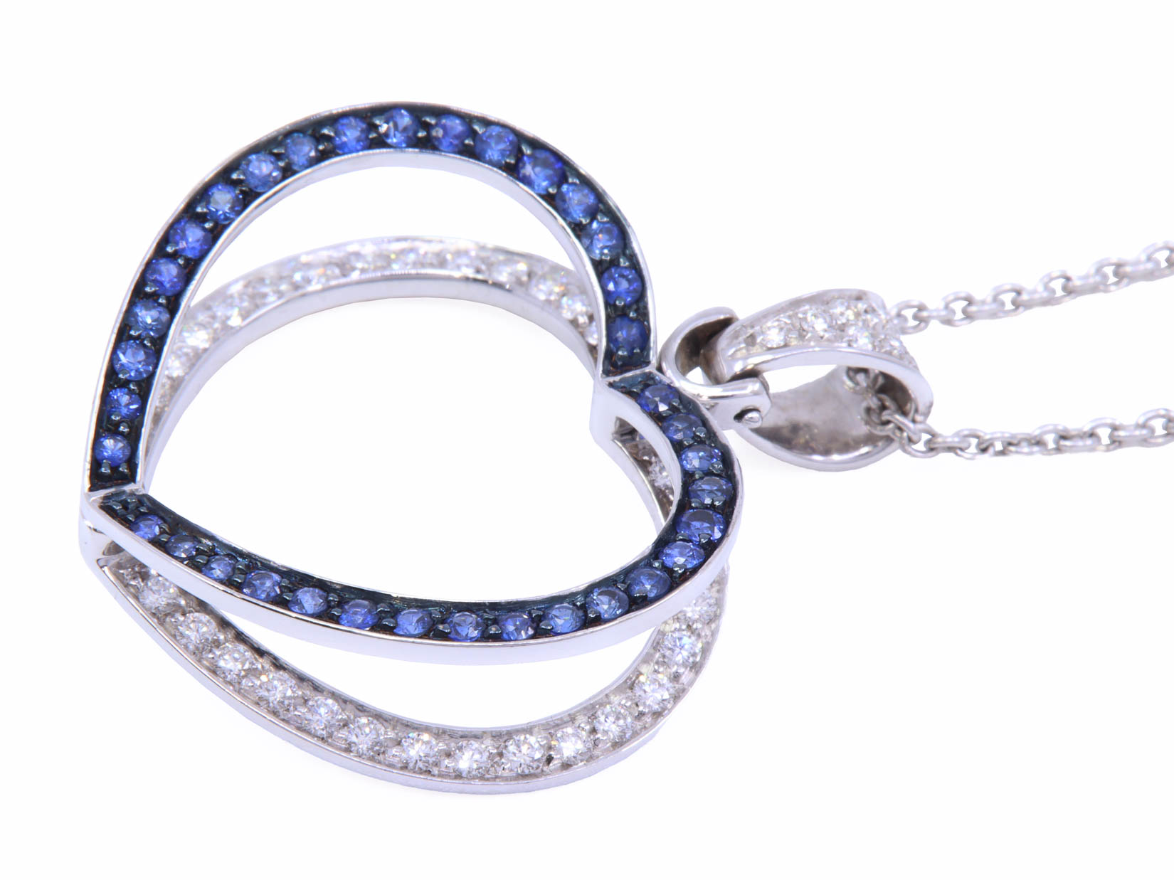 Collana in oro bianco con ciondolo due cuori sovrapposti zaffiri e brillanti.