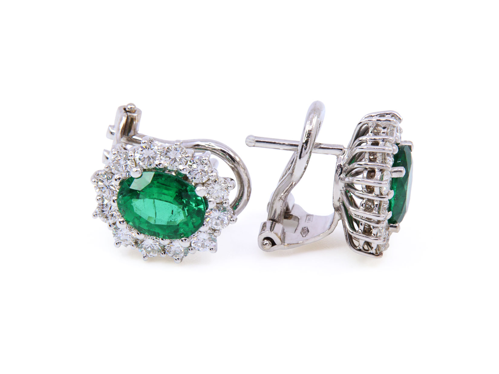 Orecchini in oro bianco 18Kt con smeraldi naturali per un totale di ct 2.25 e diamanti per ct 1.20 - colore F/G - purezza VVS1 - Gr 7.30