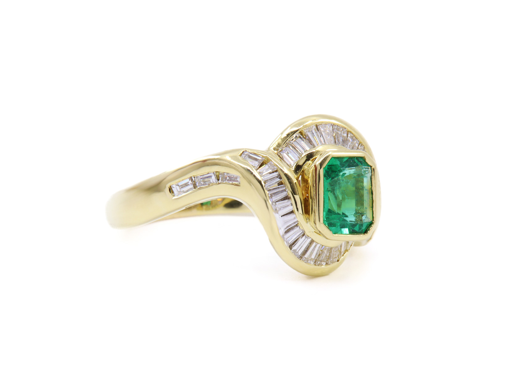 Anello in oro giallo 18 carati  di grammi 8.20 con uno smeraldo e dei piccoli diamantini