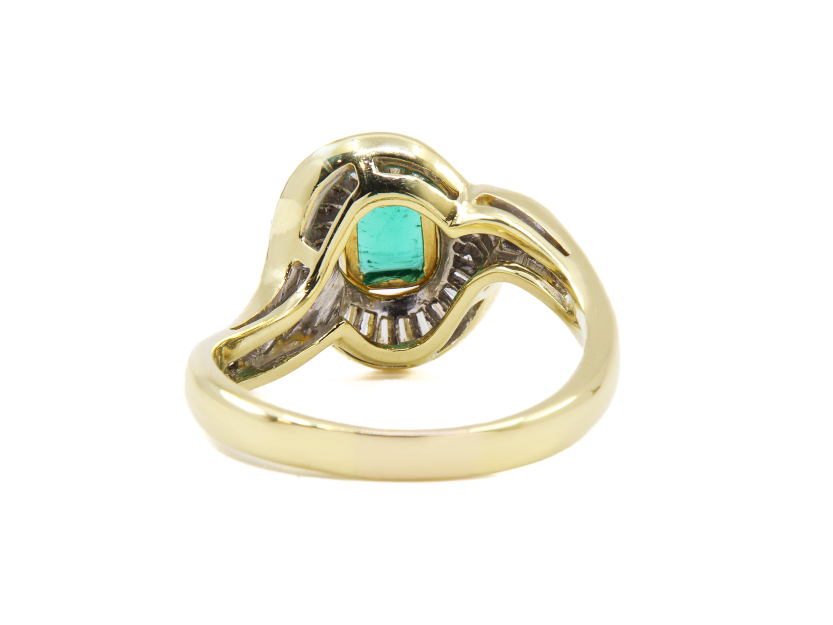 Anello in oro giallo 18 carati  di grammi 8.20 con uno smeraldo e dei piccoli diamantini