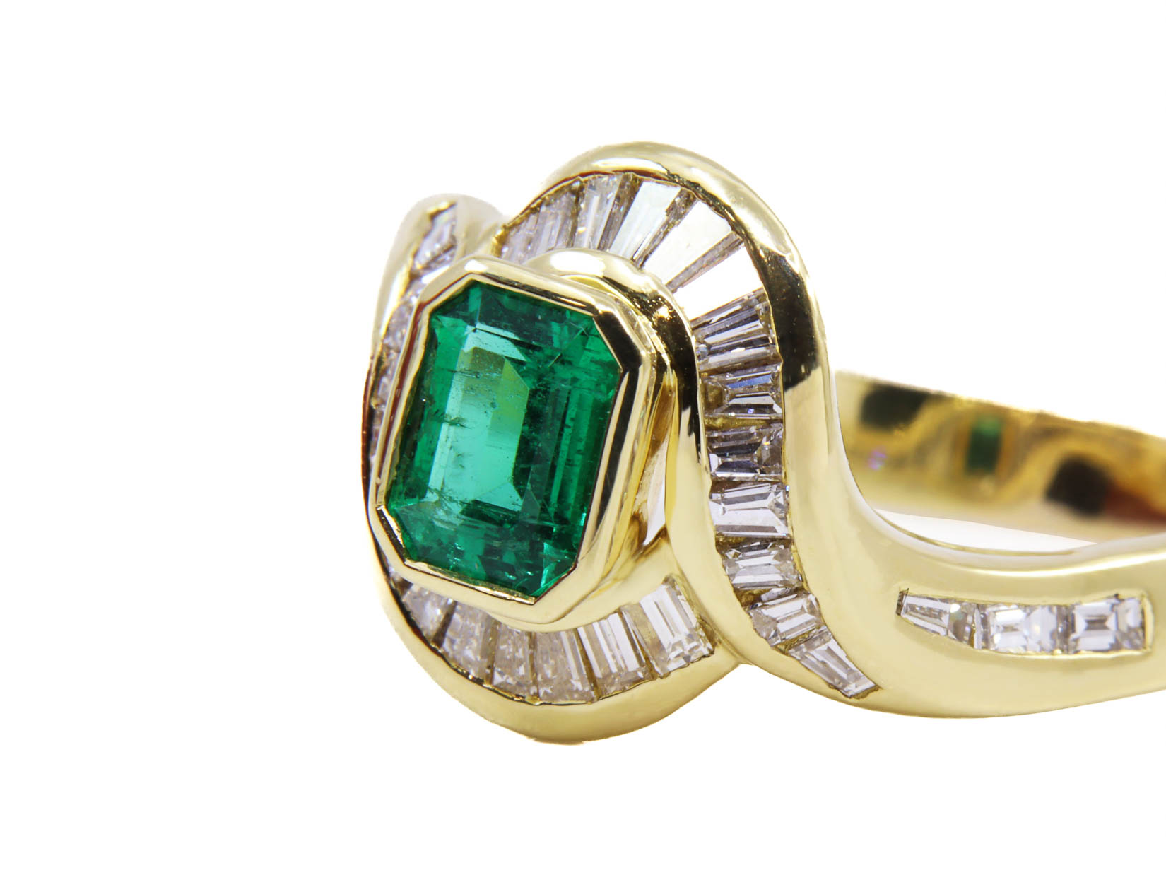 Anello in oro giallo 18 carati  di grammi 8.20 con uno smeraldo e dei piccoli diamantini