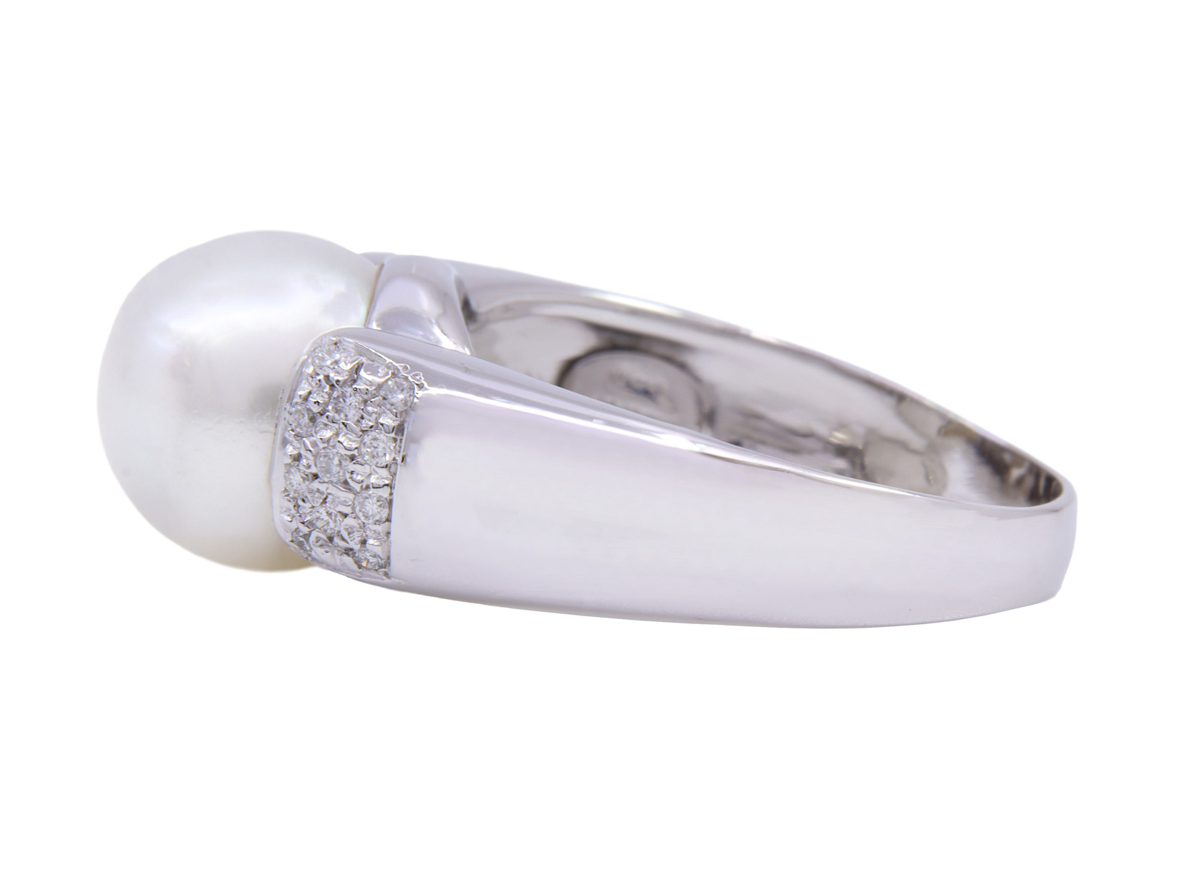 Anello in oro bianco 18 carati di grammi 9.40 con una perla coltivata e dei diamantini