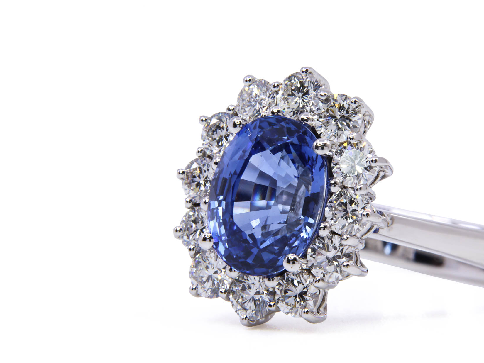 Anello con tanzanite centrale di ct. 3.82 girato di brills ct.totale 1.20 D-E VS