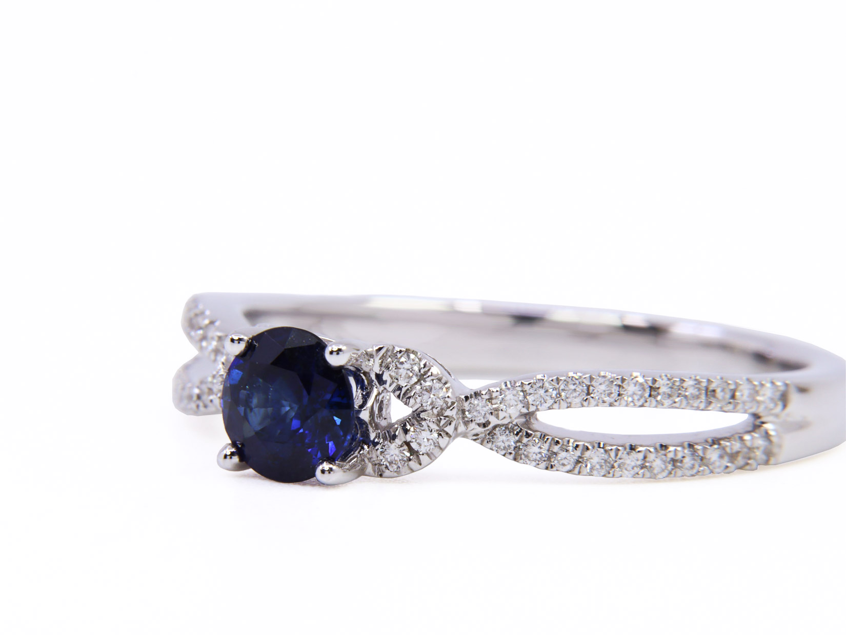 Anello oro bianco 18Kt gr3.10 - Zaffiro0,51 - Brillanti0,14