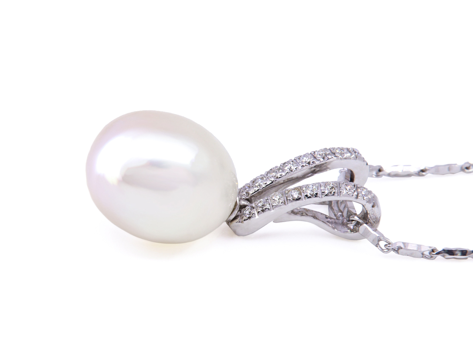 Collana con ciondolo a titolo 750/°°° con una perla e  dei diamantini per un peso totale di grammi 8.20