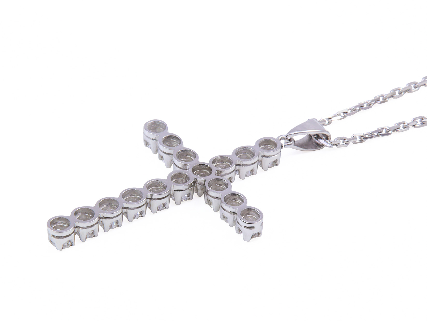 Collana con croce in oro bianco a titolo 750/°°° di grammi 9.00 con dei piccoli diamantini naturali