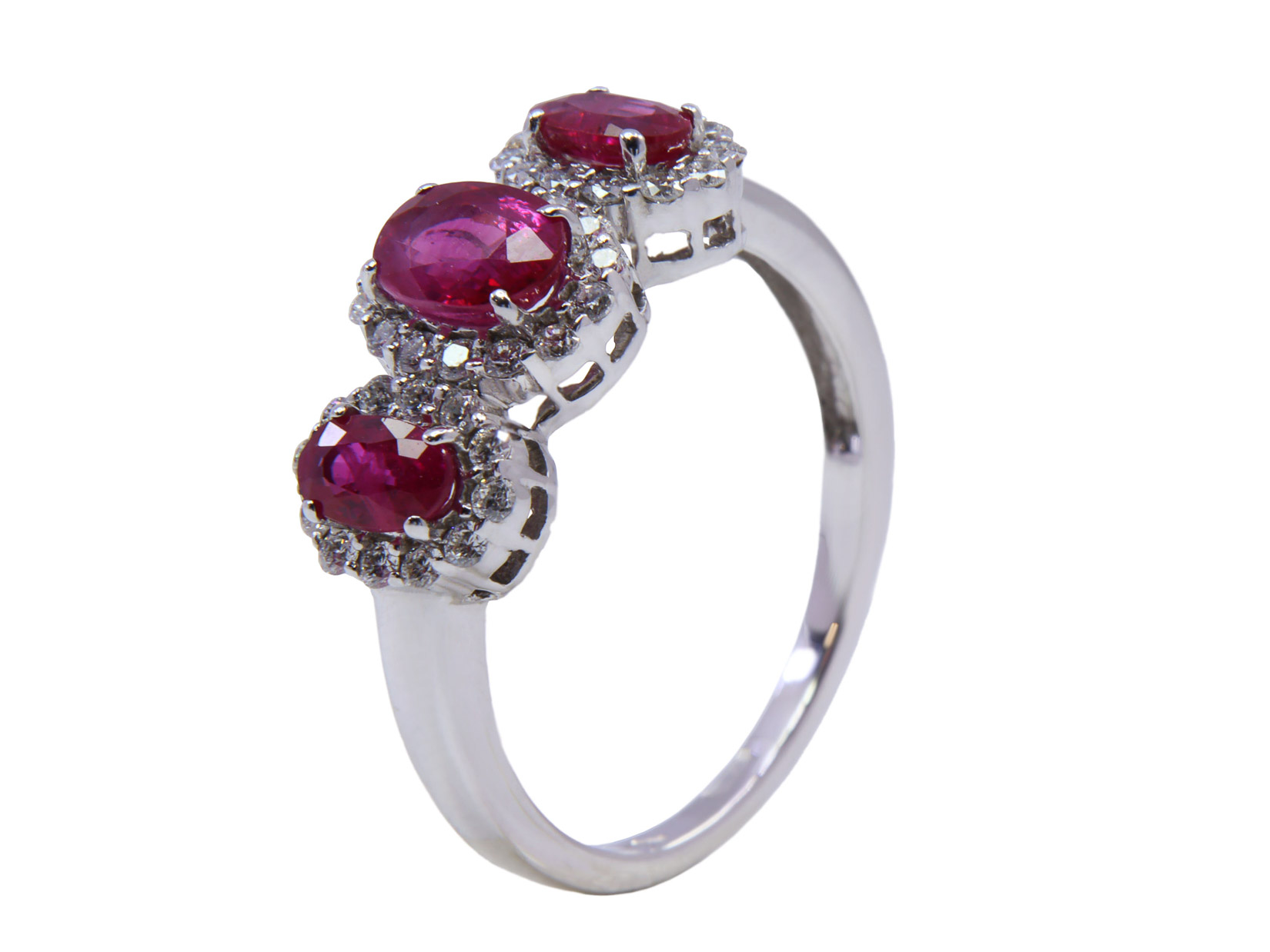 Anello in oro bianco 18 Kt. con brillanti Colore G - Grado di Purezza Vs1 - Totale ct. 0.40 e 3 Rubini taglio Ovale - Totale ct.1.05 - Gr.3,40