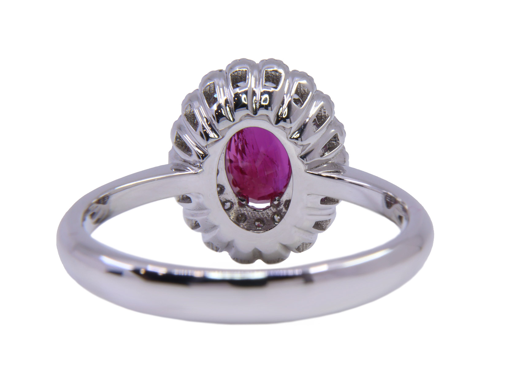 anello ob. Con rubino ovale centrale ct. 0.66 mozambico e brills attorno ct. 0.30 fg vvs