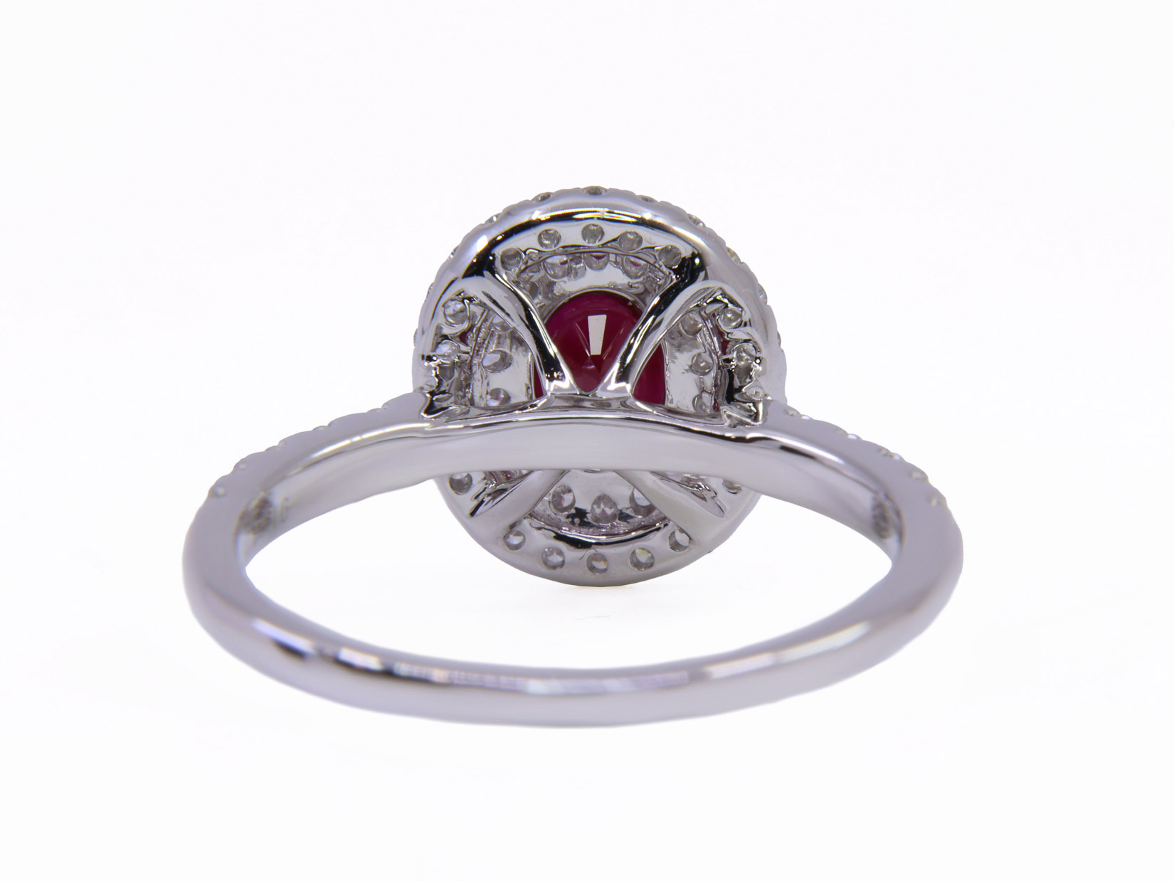 Anello in oro bianco con Rubino centrale taglio ovale ct.0.84 e brillanti Ct.0.46 F/G VVS - Gr.3.50