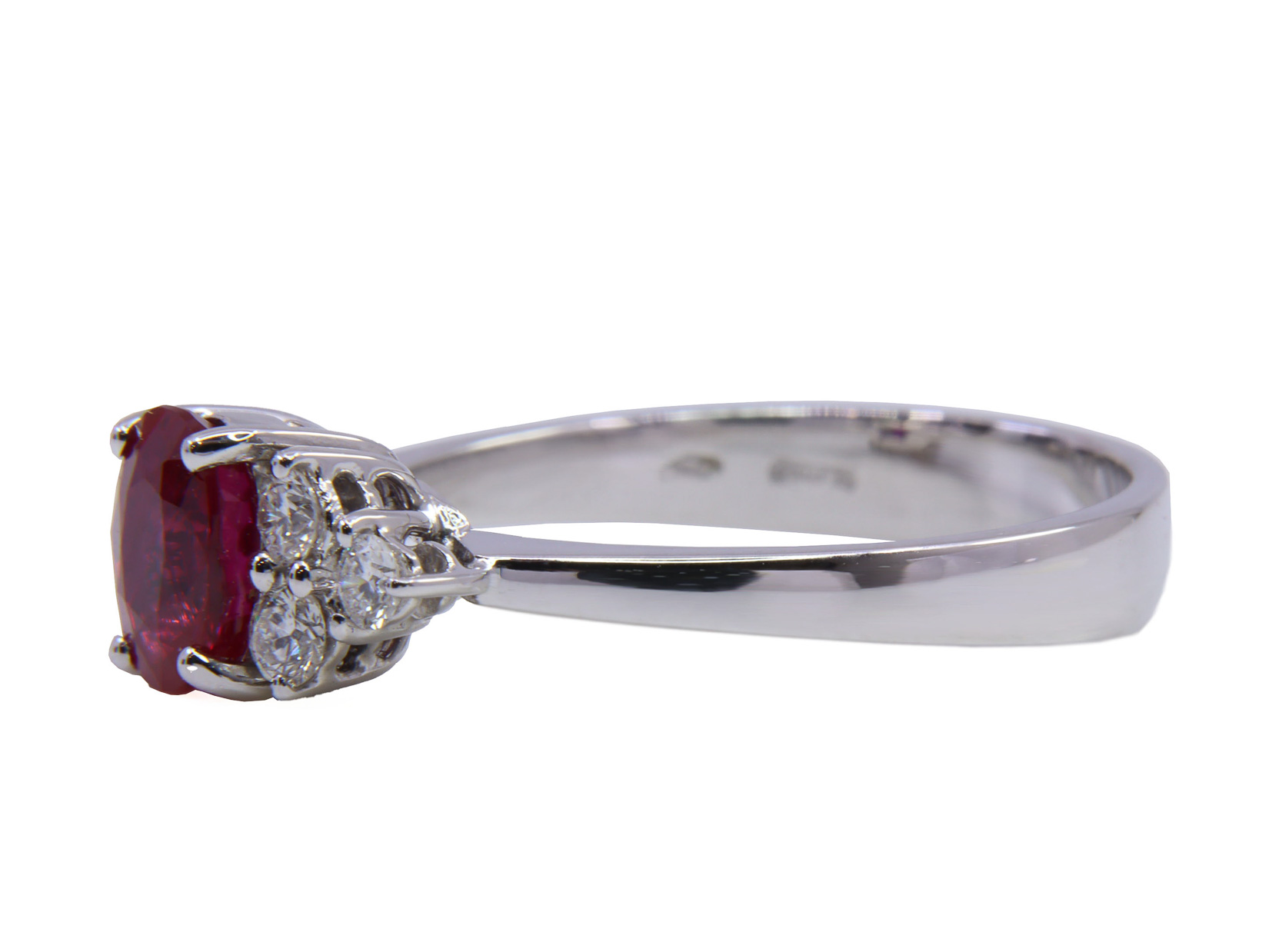 anello in oro bianco con rubino mozambico centrale ovale ct. 1.03 e brills lateralei f-g vvs ct.0.26 totale