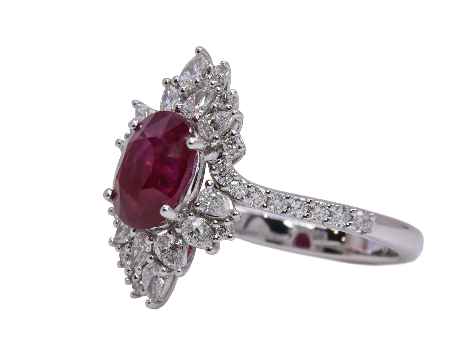 Anello in oro bianco 18 kt di gr. 2,50 con Rubino naturale di 2.51ct e Brillanti naturali di tot. 0.80ct, colore G, purezza VVS