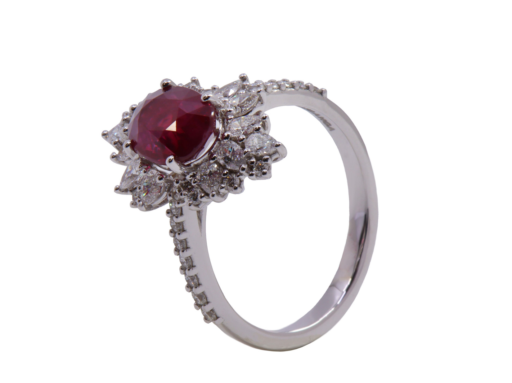 Anello in oro bianco 18 kt di gr. 2,50 con Rubino naturale di 2.51ct e Brillanti naturali di tot. 0.80ct, colore G, purezza VVS