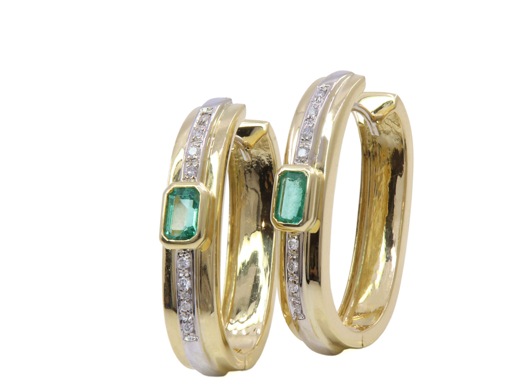 Orecchini ovali in oro giallo 18 kt. con brillantini e pietre verdi  di grammi 11,4