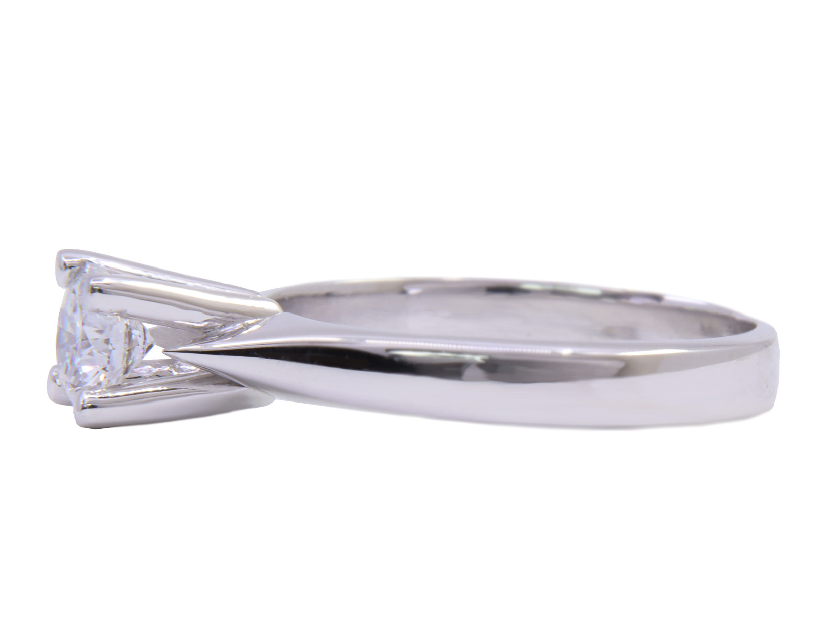 Anello in oro bianco a titolo 750/°°° di grammi 3.60 con un diamante naturale di carati 0.46 circa